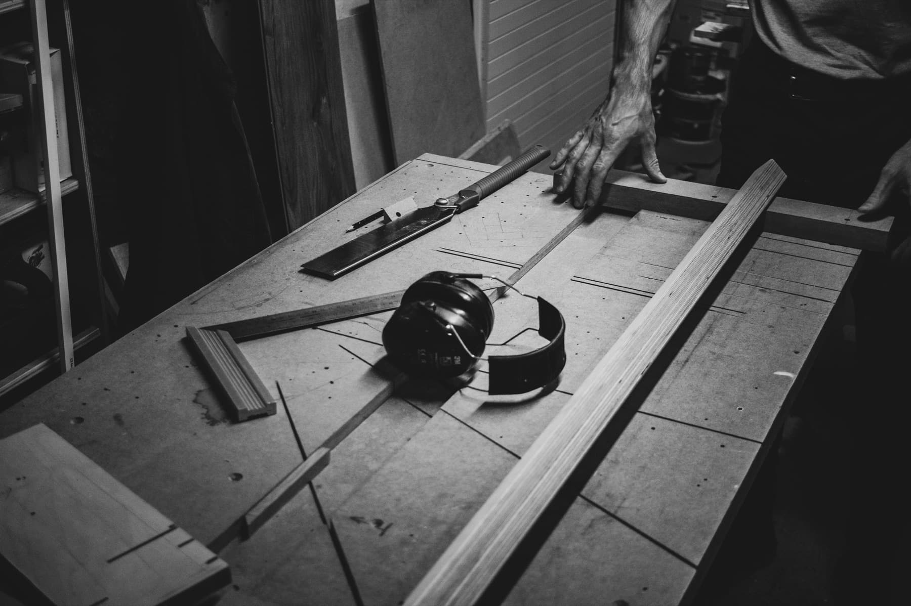 Werkbank van een timmerman met gereedschap, een beeld van het vakmanschap achter een verbouwing